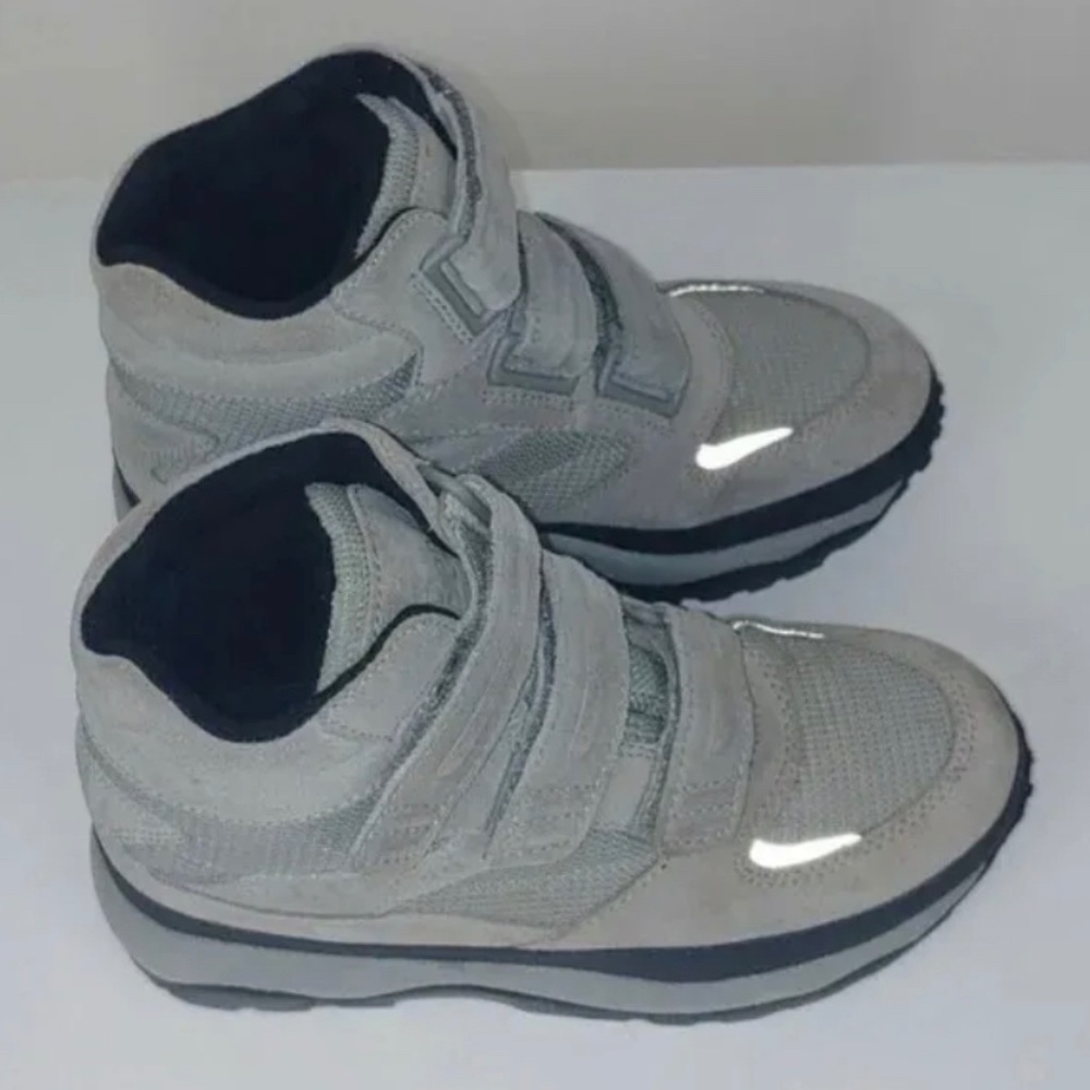 L.L Bean Woman’s Tan Snow Sneakers Boots Hook and Loop Size 5